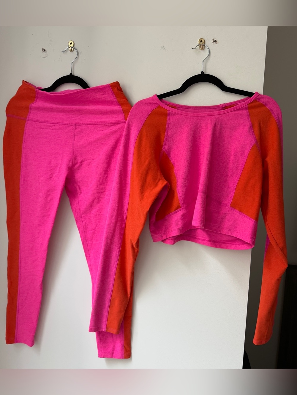 Beyond Yoga Pink and Orange 🍊 Colorblock Long Sleeve Crop Top & Leggings Set